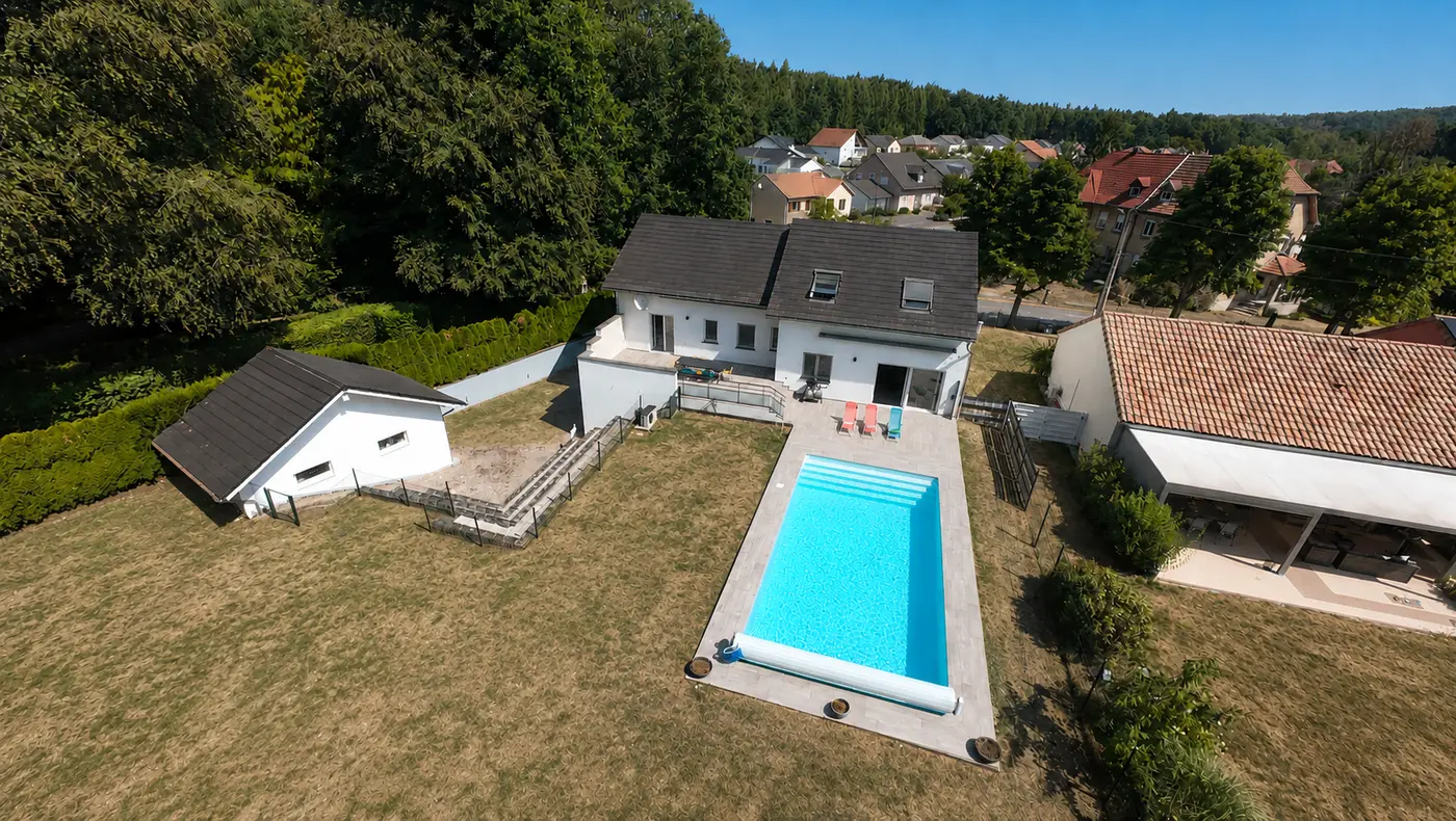 Vue aérienne de l’arrière de la maison et de la piscine