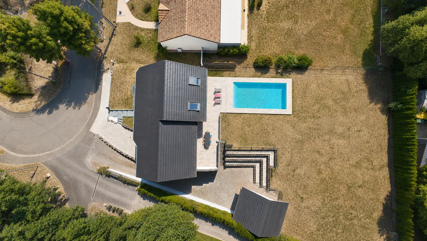 Vue verticale de la maison, du terrain et de la piscine